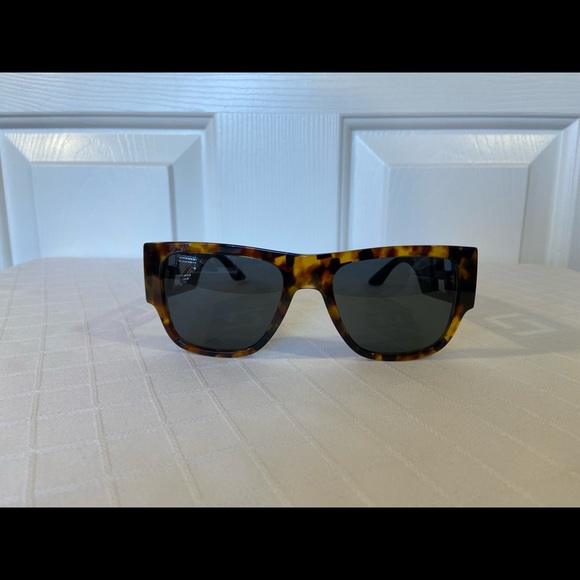 🤎💛$390. Versace 2022 Style “GRECA” Unisex Tortoise with Gold Greek Key NEW! - Picture 8 of 16